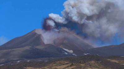 На Сицилии из-за извержения вулкана закрывали аэропорт