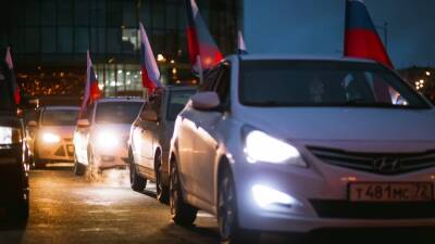 Жители Луганска организовали стихийный автопробег в честь признания независимости ЛНР