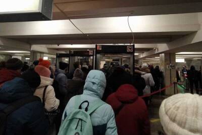 Огромные очереди скопились на станции новосибирского метро «Речной вокзал» из-за убранных турникетов