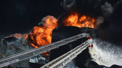 Мощный взрыв произошел на одном из крупнейших нефтезаводов в США