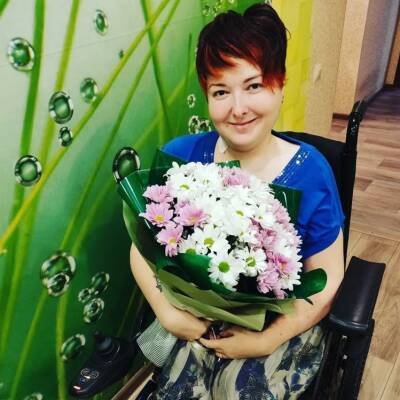 «Я могу сидеть сама!» Красавица из Ульяновска учится жить с титановым каркасом в спине