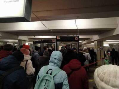 В Новосибирске на «Речном вокзале» образовалась очередь из-за смены турникетов
