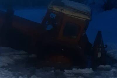 Трактор утонул в свердловской реке, водитель погиб