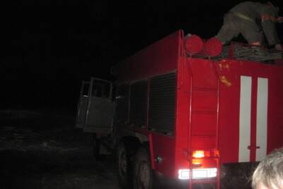Ночью в Ивановской области 23 человека тушили огонь в частном доме