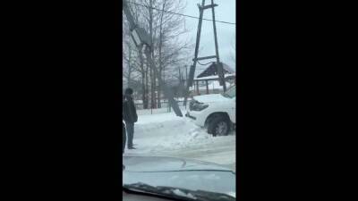 В аварии с тремя автомобилями в Южно-Сахалинске пострадал столб