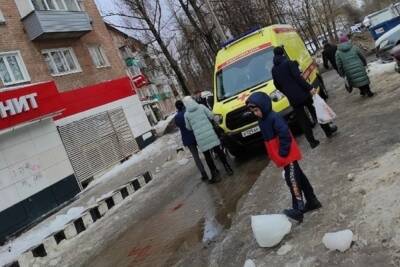 Управляющая компания в Ярославле «открестилась» от упавшей на детей льдины