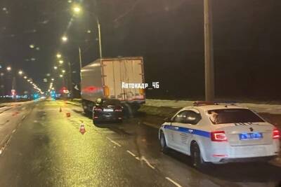 В Курске ночью Nissan Almera залетела под припаркованный грузовик