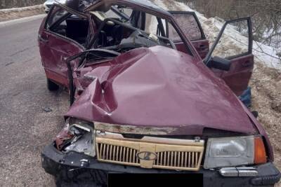 В Тверской области водитель легковушки погиб в столкновении с фурой