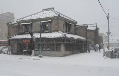 Снегопады парализовали движение на японском острове Хоккайдо
