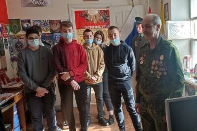 Ставропольские студенты примерили предметы из военного музея