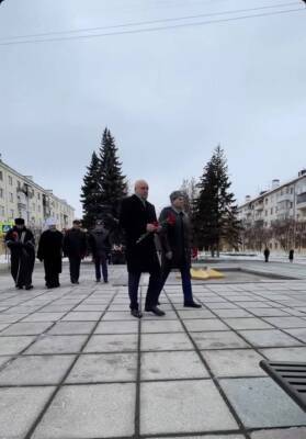 Губернатор возложил цветы к мемориалу Славы воинов-кузбассовцев