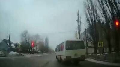 Две маршрутки пролетели на красный в Воронеже: появилось видео