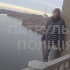 В Запорожье мужчина пытался спрыгнуть с моста Преображенского. Видео