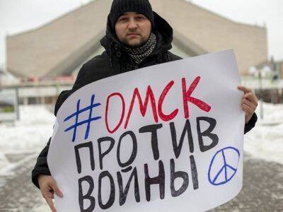 Активист Омского гражданского объединения вышел с плакатом "Омск против войны"