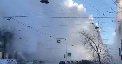 При прорыве трубы с горячей водой в Петербурге пострадал водитель автомобиля