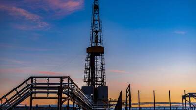 Цена нефти Brent превысила $98 за баррель впервые с 2014 года