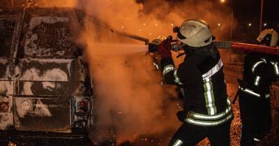 В Киеве посреди Гаванского моста сгорел микроавтобус