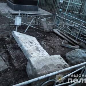 На Первомайском кладбище в Запорожье неизвестные повредили памятники. Фотофакт