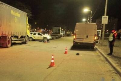 Водитель на Peugeot сбил пешехода, мужчина подлетел от удара в воздух: кадры с места ДТП в Киеве
