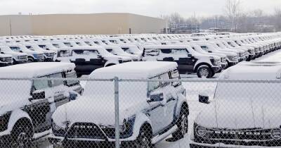 Сотни новеньких Ford Bronco припадают снегом на складе: их не могут доставить покупателям (видео)