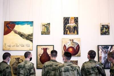 Новосибирский росгвардеец открыл выставку своих картин о мирной жизни