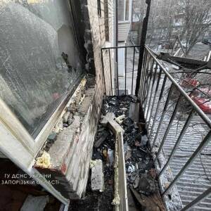 В Запорожье в пятиэтажном доме тушили пожар на балконе. Фото - reporter-ua.com - Запорожье - Запорожье
