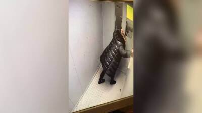 В воронежской 17-этажке лифт с пассажиром едва не пробил крышу: появилось видео