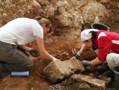 В Великобритании археологи раскрыли незаконный серебряный бизнес в древнем мавзолее