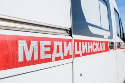 После наезда машины на столб в Астрахани госпитализированы 2 человека