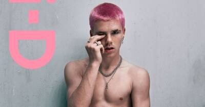 Круз Бекхэм с розовыми волосами и голым торсом снялся для обложки глянца