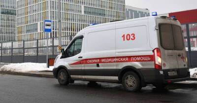 Босой мужчина замерз насмерть на крыльце офиса в Москве