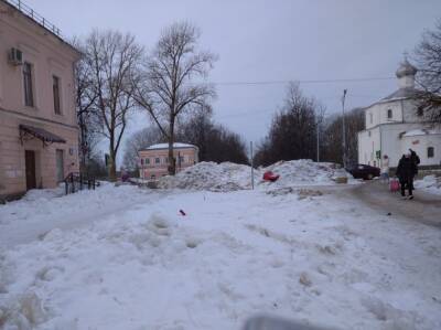 Вице-губернатор Новгорода: снежные завалы в центре города уберут до 25 февраля