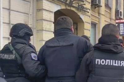 "Пришел тебя резать": под Киевом мужчина ударил ножом в шею свою соседку, видео