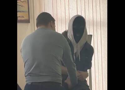 Бывший ученик в балаклаве пытался напасть на учителя в школе Петрозаводска