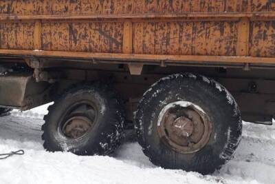 Взорвавшееся колесо грузовика убило ребенка в Красноярском крае