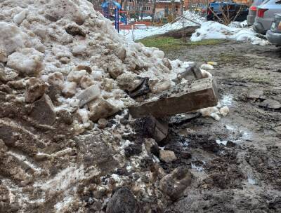 Нижегородские коммунальщики сгребли снег вместе с новыми бордюрами
