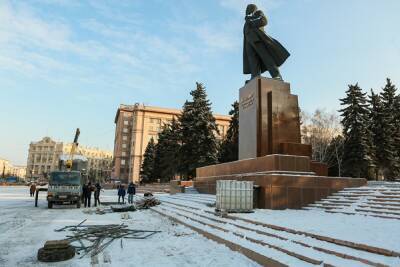 В Челябинске в очередной раз объявили торги на ремонт центральной трибуны памятника Ленину