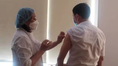 В Кыргызстане бустерную дозу вакцины от COVID-19 получили более 100 тыс. граждан