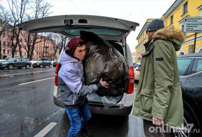 Фоторепортаж: как жители Ленобласти и Петербурга собирают гуманитарную помощь беженцам с Донбасса