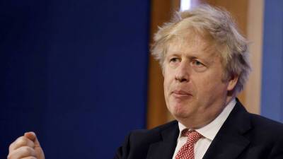 Премьер Британии Джонсон заявил о введении санкций против пяти российских банков
