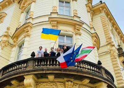 Волна солидарности: по всей Чехии вывешивают флаги Украины