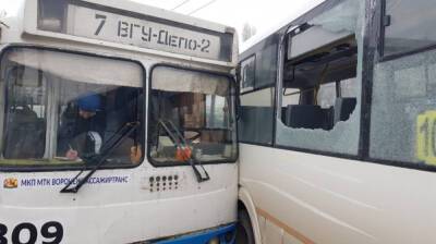 В Воронеже при столкновении маршрутки и троллейбуса пострадала 16-летняя девушка