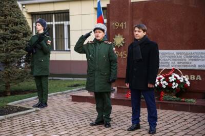 В СКФУ возложили цветы к Мемориалу героев