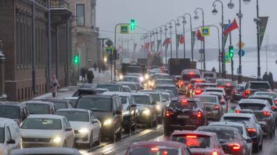 Многокилометровые пробки образовались в центре Петербурга вечером во вторник