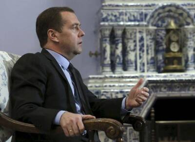 Медведев пригрозил европейцам ценой на газ 2000 евро