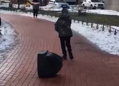 Школьник в Кудрово оригинально намекнул родителям, что хочет собаку — видео