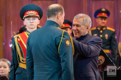 Накануне 23 февраля Президент РТ вручил награды татарстанцам
