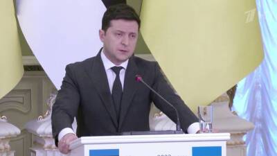 Владимир Зеленский выступил с обращением к украинцам и потребовал новых санкций против России