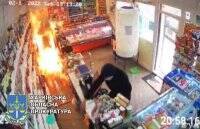В Харькове парень попытался сжечь свою возлюбленную в магазине средь бела дня. Видео