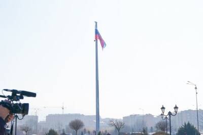 Во Владикавказе установили третий по высоте в стране российский флаг